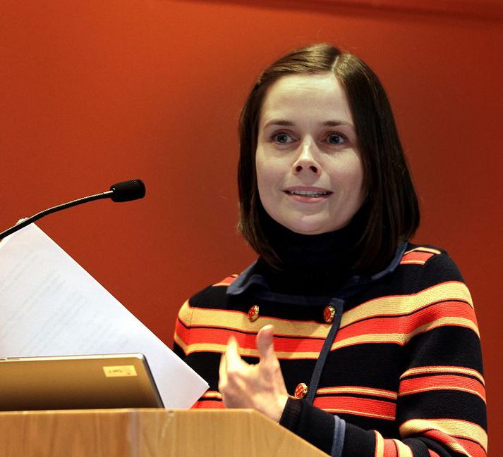 Menntamálaráðherra segist hafa frétt að aðhaldsaðgerðir standi fyrir dyrum hjá Ríkisútvarpinu og hún bíði greinargerðar um stöðuna.