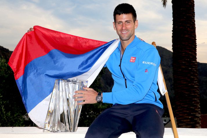 Novak Djokovic með sigurlaunin sín í gær.