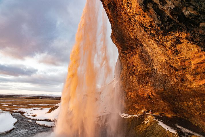 Í gær var enginn að njóta þess að ganga fyrir aftan Seljalandsfoss.