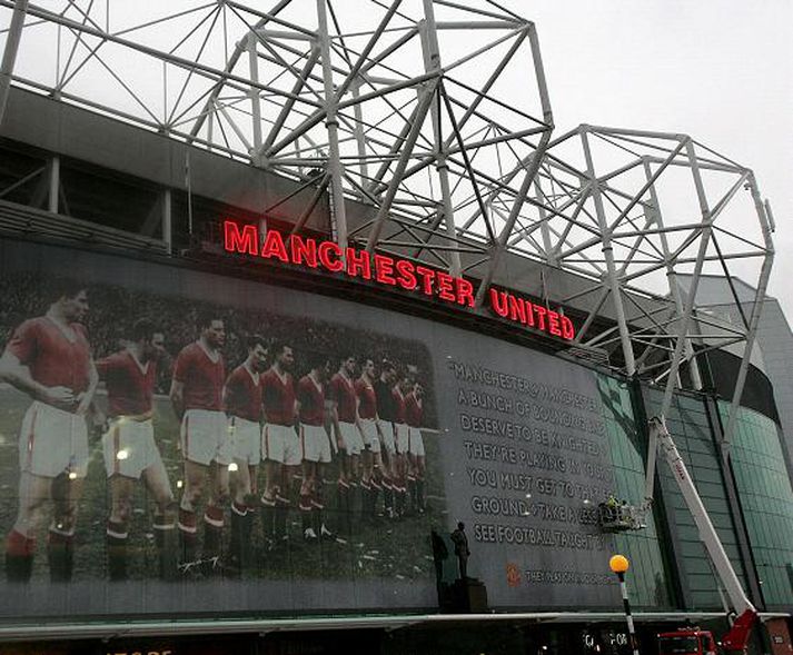 Þessari mynd hefur verið komið fyrir á Old Trafford til minningar um þá leikmenn sem létust í flugslysinu 1958.