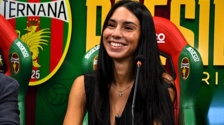 Claudia Rizzo var glaðbeitt eftir að hafa verið kynnt sem nýr forseti Ternana.