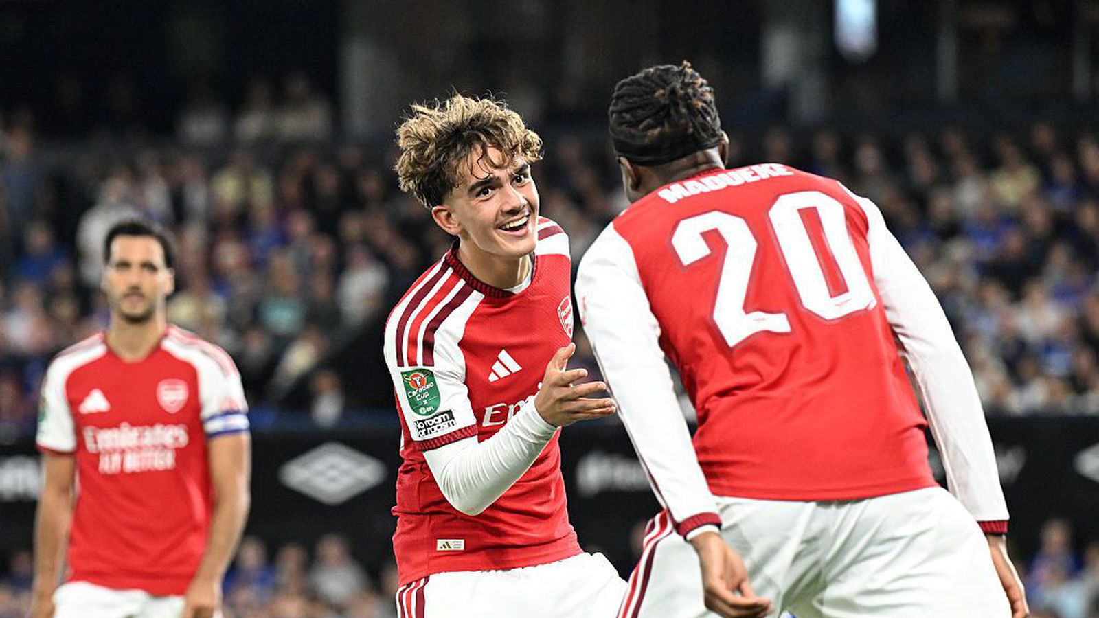 16 ára í stuði er Arsenal og Liverpool fóru á­fram