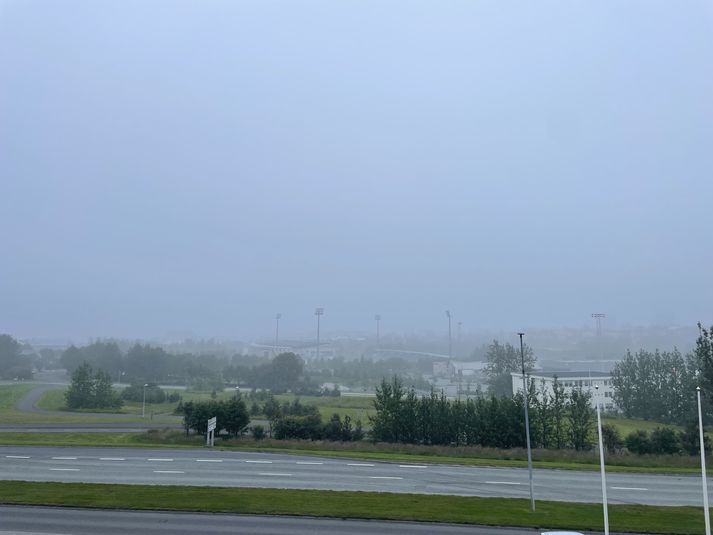 Svona er útsýni blaðamanns af Suðurlandsbraut í dag. Horft yfir Laugardalsvöll og Þróttarheimilið.