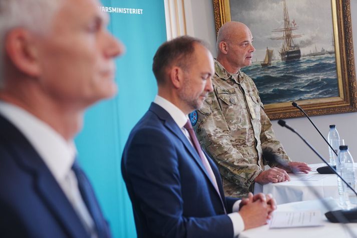 Jeppe Bruus varnarmálaráðherra er hér fyrir miðju. Vinstra megin við hann, í forgrunni, er Thomas Ahrenkiel yfirmaður leyniþjónstu danska hersins og hægra megin er Michael Hyldgaard, æðsti herforingi Danmerkur.