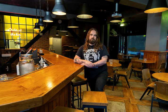 Björn Árnason og tómur Skúli craft bar, eins og hann hefur verið síðan 4. október.