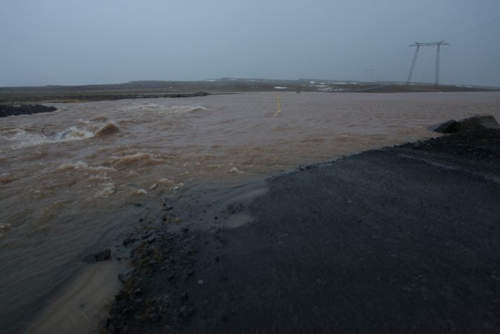 Búast má við mestri úrkomu í kringum fjöll og jökla og vöð yfir ár geta því verið varhugaverð.