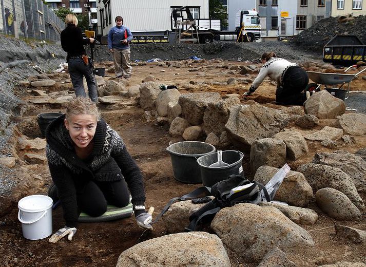 Vala Garðarsdóttir og hennar fólk að störfum við uppgröft fornleifa á Alþingisreitnum svonefnda í miðbæ Reykjavíkur í gær. Reiturinn er á horni Tjarnargötu og Kirkjustrætis. 