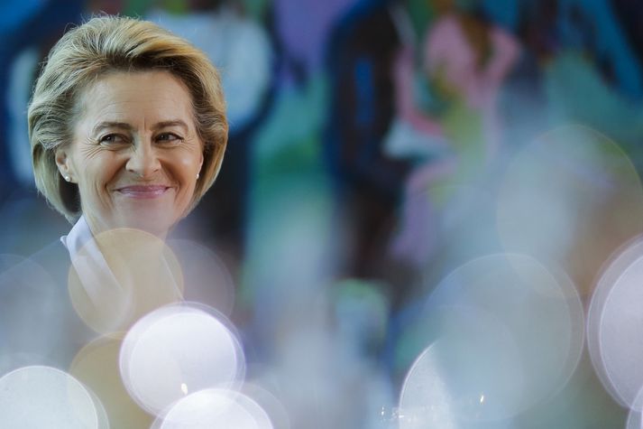 Von der Leyen er náinn bandamaður Angelu Merkel Þýskalandskanslara.