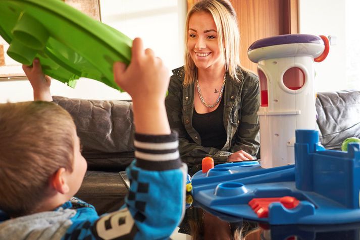 Elva Christina leikur við son sinn. Hún skilur ekki af hverju norsk yfirvöld sækja það svo fast að taka af henni fimm ára gamlan son sinn.