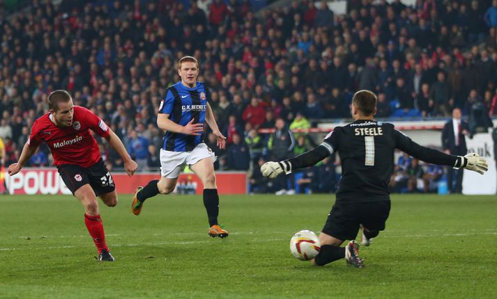 Luke Steele, markvörður Barnsley, ver hér frá Heiðari Helgusyni í kvöld.