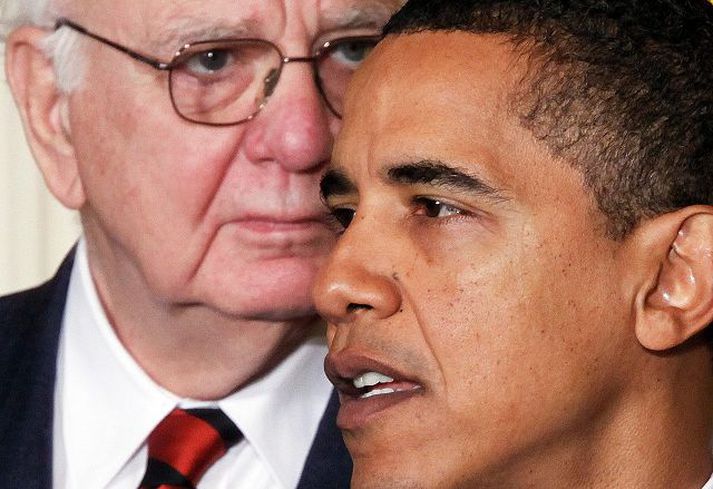 Barack Obama forseti ásamt Paul Volcker, formanni sérskipaðrar efnahagsaðgerðanefndar. fréttablaðið/ap