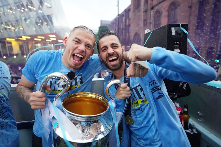 Bernardo Silva fagnar langþráðum sigri Manchester City í Meistaradeildinni og þrennunni með liðsfélaga sínum Kalvin Phillips.