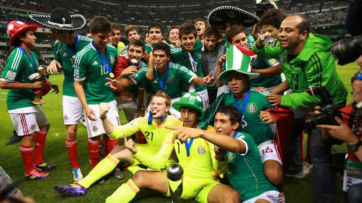 Leikmenn Mexíkó fagna Heimsmeistaratitlinum.