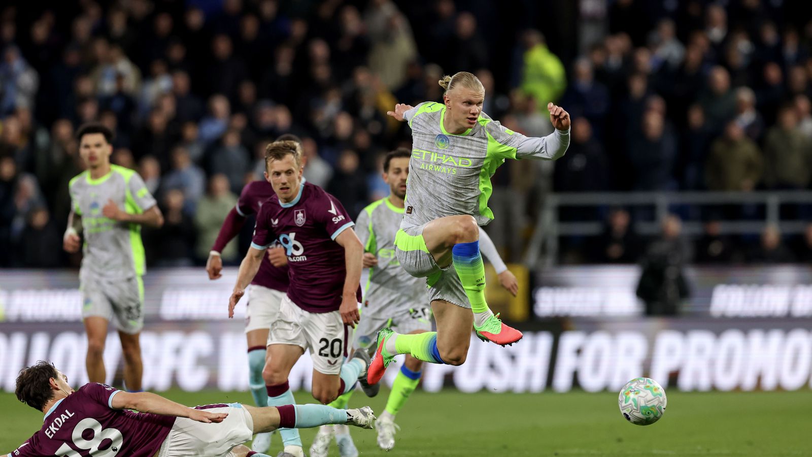 Sjáðu Haaland skjóta Manchester City á toppinn