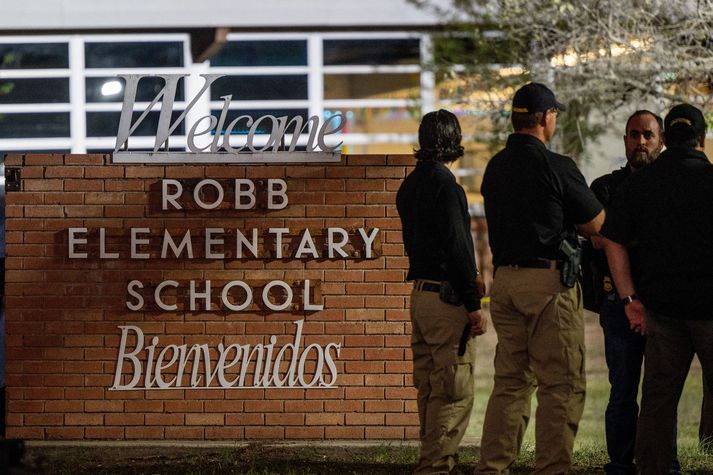 Nítján börn og tveir kennarar létust í skotárásinni á Robb-grunnskólann í Uvalde í Texas.