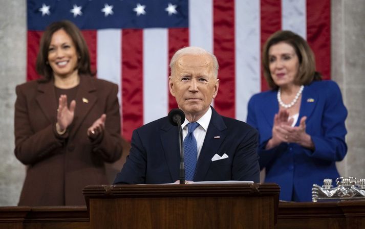 Joe Biden, forseti Bandaríkjanna, í sal fulltrúadeildar Bandaríkjaþings í nótt. Vinstra megin við hann er Kamala Harris, varaforseti, og hægra megin er Nancy Pelosi, þingforseti.