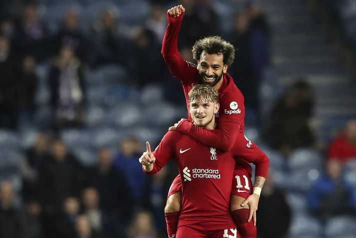 Harvey Elliott fagnar marki Liverpool með Mohamed Salah.