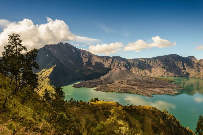 Áreksturinn mun hafa orðið á eyjunni Lombok í Indónesíu.