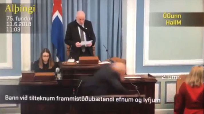 Önnur umræða um bann við tilteknum frammistöðubætandi efnum og lyfjum stóð yfir í þinginu þegar Páll hrasaði.