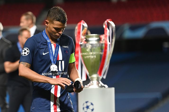 Thiago Silva gengur framhjá Evrópubikarnum eftir úrslitaleik Paris Saint-Germain og Bayern München í Meistaradeild Evrópu á sunnudaginn. Það var hans síðasti leikur fyrir PSG.