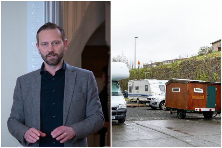 Einar Þorsteinsson, borgarstjóri Reykjavíkurborgar, bendir fólki sem býr á Sævarhöfða á tjaldsvæði í grennd við borgina.