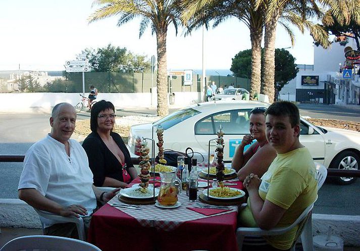 Allt lék í lyndi hjá Skarphéðni Sigtryggssyni og fjölskyldu úti í Portúgal en ferðirnar til og frá landinu voru mun erfiðari en þau ætluðu.
Mynd/Úr Einkasafni