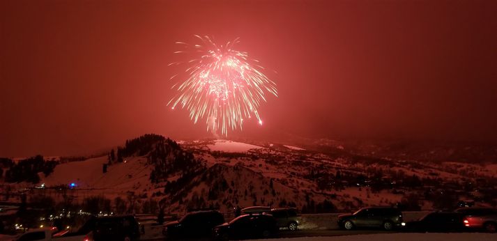 Flugeldurinn var 1.270 kíló að þyngd og var skotið í tæplega 700 metra hæð yfir skíðasvæðinu áður en hann sprakk í loft upp, við mikil fagnaðarlæti áhorfenda.