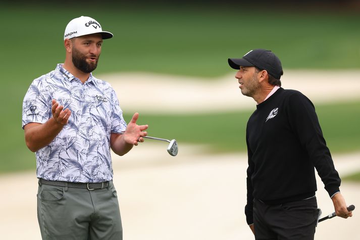 Jon Rahm og Sergio García ræðast við.