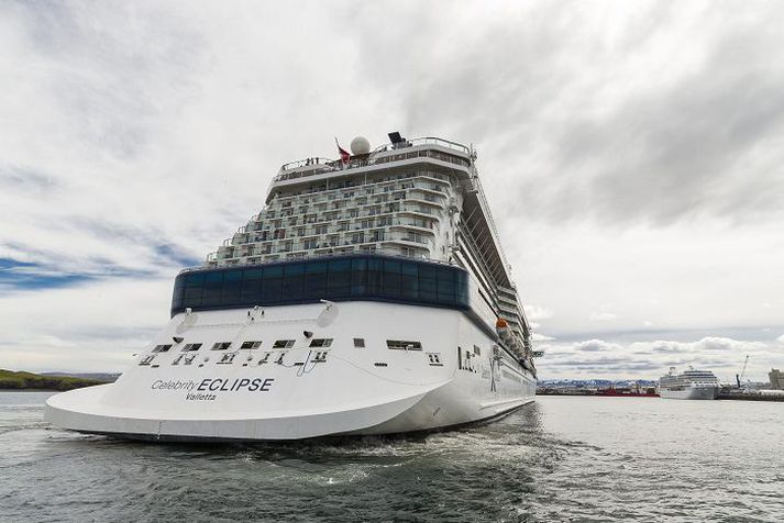 Celebrity Eclipse. Mikill fjöldi þeirra skemmtiferðaskipa sem koma til landsins leggjast að bryggju í Reykjavík.