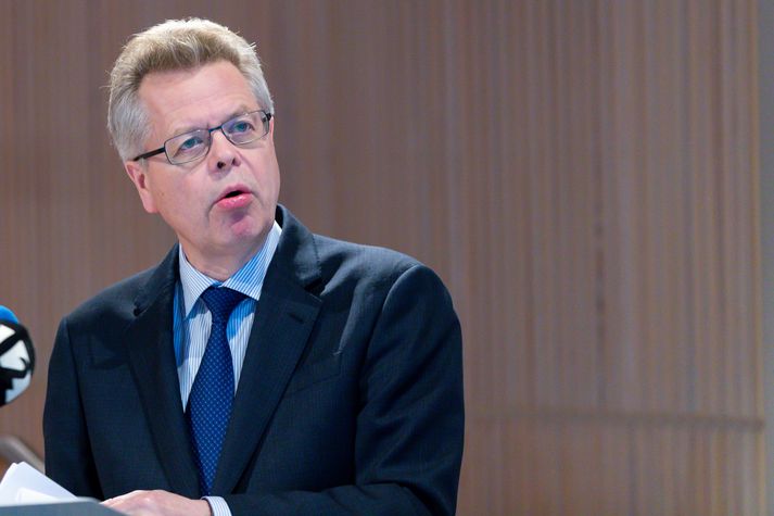 Már Guðmundsson, fyrrverandi seðlabankastjóri, vinnur að ritgerð um lífeyrissjóðakerfið og segir að núna, líkt og var fyrir um aldarfjórðungi síðan, séu áhyggjur af miklum umsvifum lífeyrissjóðanna á ákveðnum innlendum eignamörkuðum.