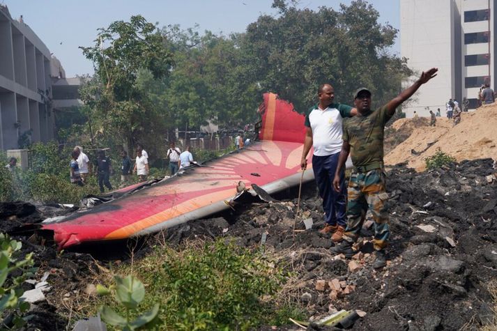 Hluti af væng farþegaþotu Air India á slysstað í Ahmedabad á Indlandi.