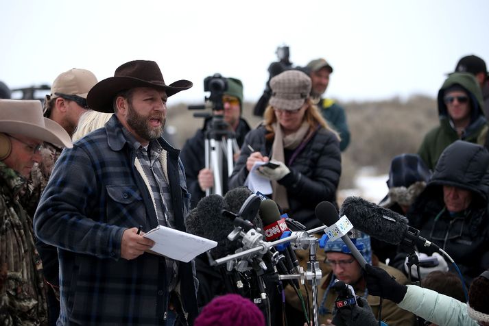 Ammon Bundy las upp yfirlýsingu í dag.