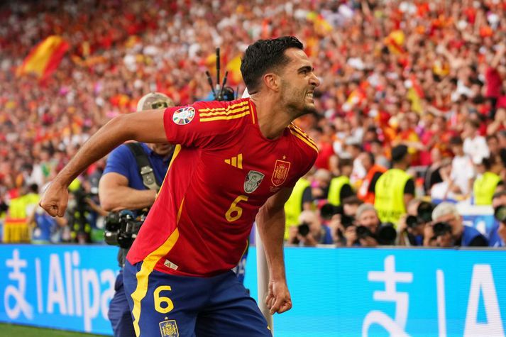 Mikel Merino fagnar sigurmarki sínu sem kom þegar vítaspyrnukeppni virtist blasa við.