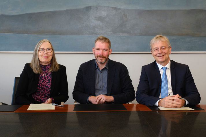 Unnur Þorsteinsdóttir, framkvæmdastjóri ÍE, Daníel F. Guðbjartsson, yfirmaður rannsókna hjá Íslenskri Erfðagreiningu, og Jón Atli Benediktsson, rektor Háskóla Íslands.