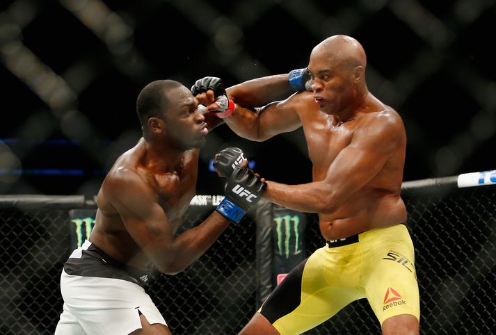 Derek Brunson er hann barðist við Anderson Silva.