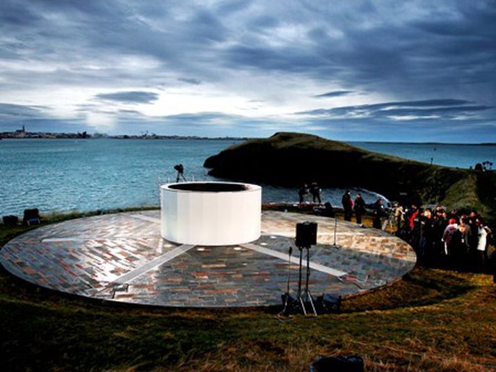 Friðarsúlan Imagine Peace Tower í Viðey.