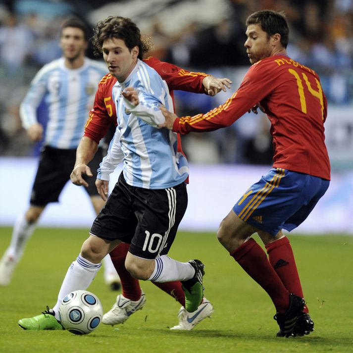 Markaskorararnir Messi og Alonso eigast hér við í leiknum í kvöld.
