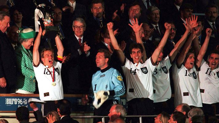Jürgen Klinsmann lyftir hér Evrópubikarnum 1996. Þjóðverjar hafa ekki unnið stórmót síðan þá.