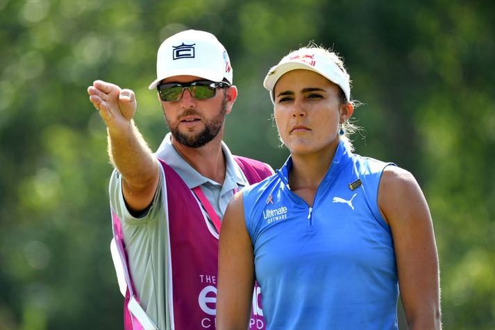 Lexi Thompson með kylfusveininum sínum sem þurfti að sækja vegabréfið.