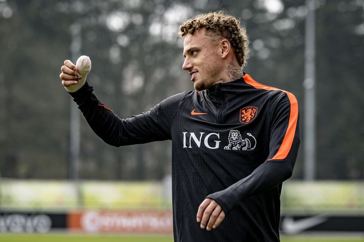 Eins og sjá má var Noa Lang með veglegar umbúðir á þumalfingrinum.