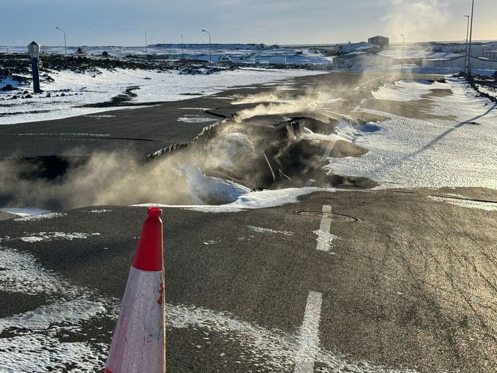 Hér hefur vegurinn farið alveg í sundur.