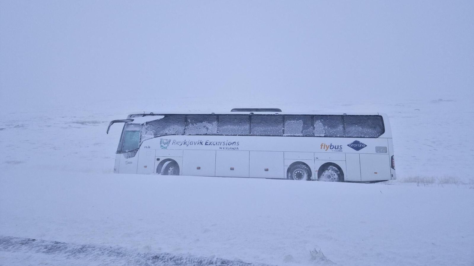 Rúta lenti utan vegar