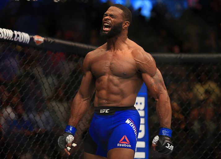 Tyron Woodley fagnar sigrinum á Robbie Lawler.