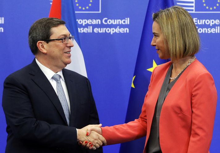Þau Bruno Rodriguez Parrilla, utanríkisráðherra Kúbu, og Federica Mogherini, yfirmaður utanríkismála ESB, skrifuðu undir samkomulagið í Brussel í morgun.