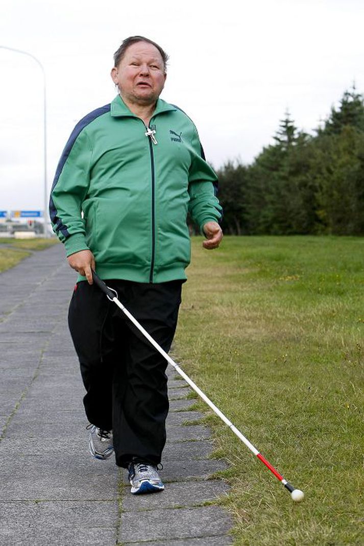 Ekki getur hjarta Þórðar verið sem fóarn úr fugli fyrst hann lætur sig hafa það að hlaupa einungis með stafinn að vopni. fréttablaðið/hag