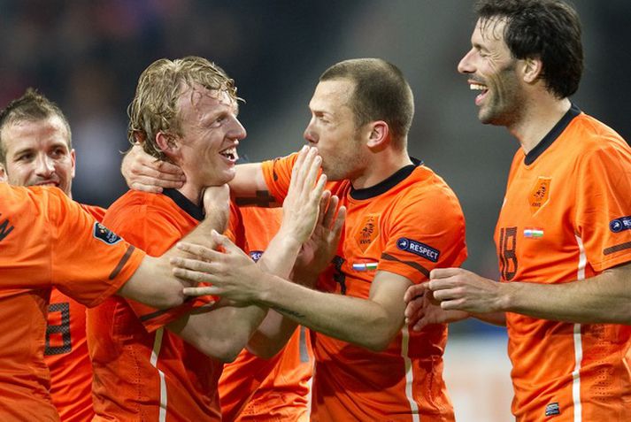 Dirk Kuyt, annar frá vinstri, fagnar marki í gær.
