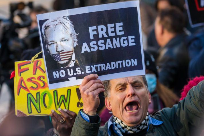 Assange er sagður við afar bága heilsu en hann situr enn í bresku fangelsi og mun gera það þar til endanlegur úrskurður í framsalsmálinu liggur fyrir.