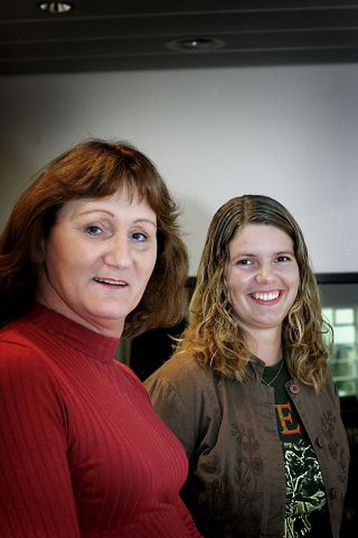 Ástandið hér svipað og í Austur-Evrópu. Anna Kristjánsdóttir og Ásta Ósk Hlöðversdóttir nýkomnar af Evrópuþingi transgender-fólks í Vínarborg. Anna segir að ástandið í mannréttindamálum transgender-fólks sé litlu betra hér á landi en annars staðar í Evrópu. Mannréttindi séu brotin og forræðishyggja sé allsráðandi hjá hinu opinbera.