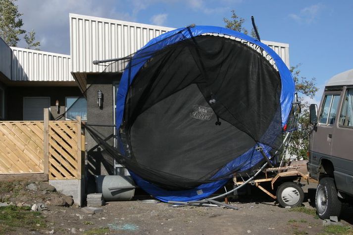 Trampólín á Akureyri hafa verið dugleg að fjúka nú í morgunsárið þrátt fyrir að vera tjóðruð niður. Myndin er úr safni lögreglu en að sögn varðstjóra gafst ekki tími til að taka myndir í morgun þegar útköllin bárust flest.