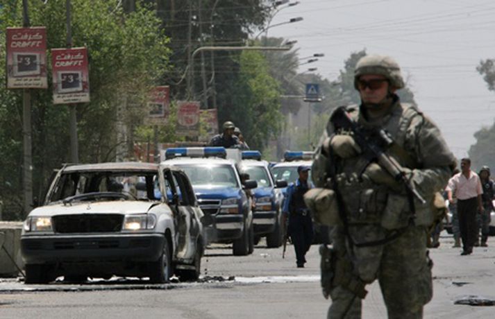 Bandarískur hermaður á vettvangi tilræðisins í dag.